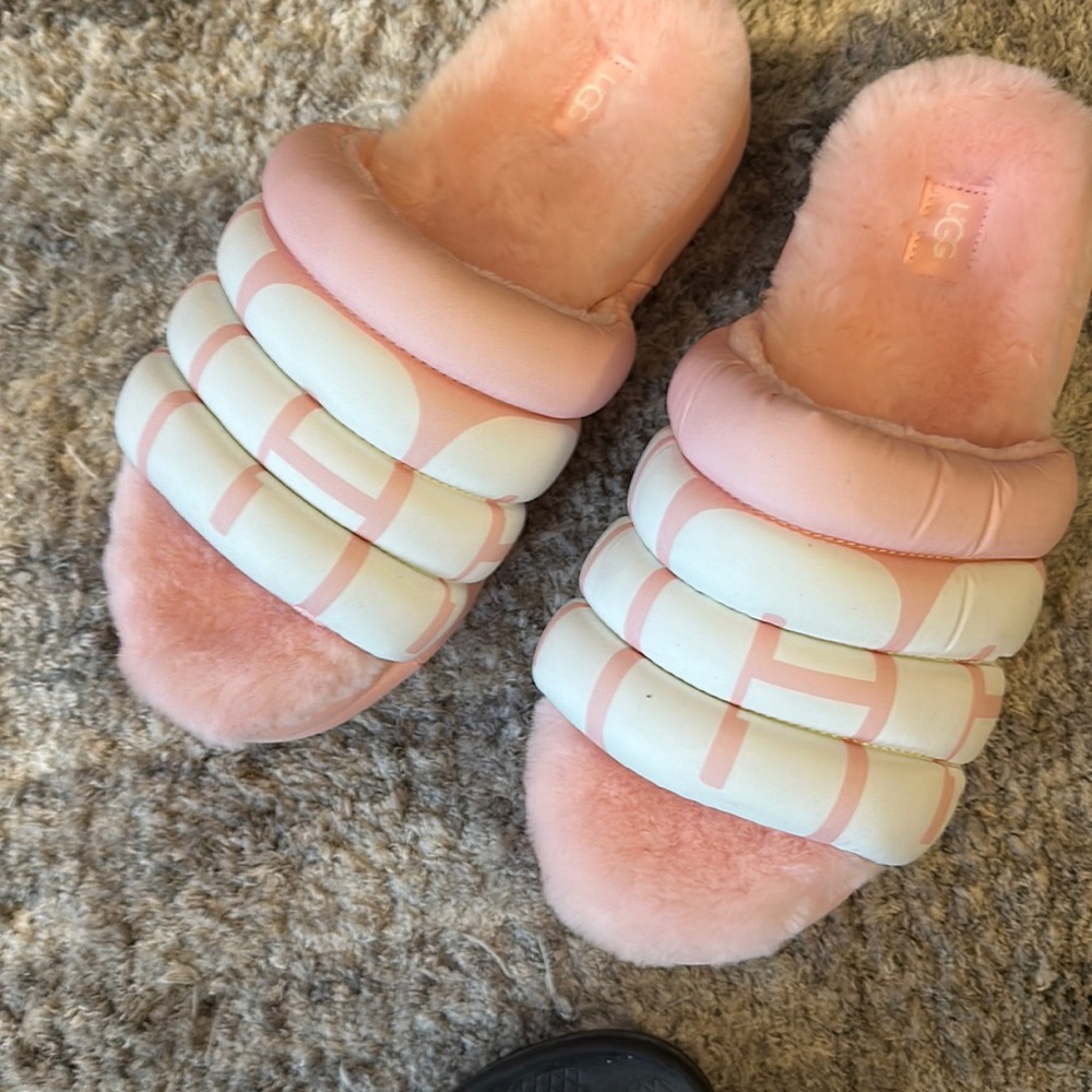 New never worn Pink Uggs size 10